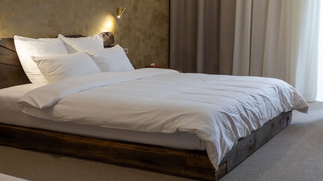 Decoração minimalista para o dormitório com foco na circulação de luz e na valorização das texturas naturais. (Foto: Shutterstock)