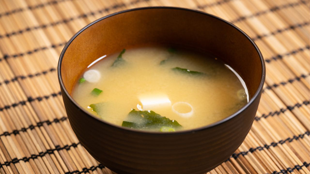 Sopa de missô, também conhecida como missoshiru (Créditos: Canva)
