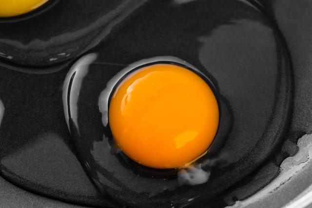 Tem uma mancha branca estranha no ovo cru? Saiba o que é e se faz mal comer