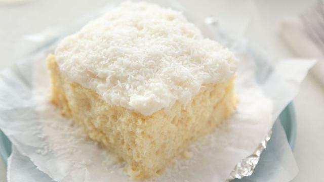 O bolo de coco gelado vai surpreender a todos com a sua textura maravilhosa (Créditos: Shutterstock)