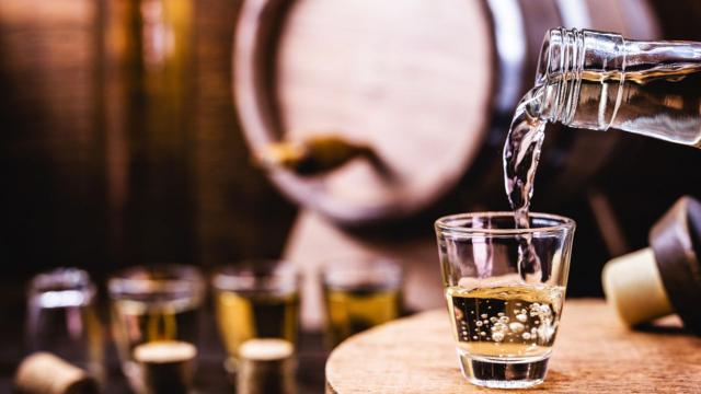 Cachaça é apreciada em Paraty desde 1600. No Brasil Colônia, a bebida de lá era a mais disputada. (Crédito: Shutterstock)