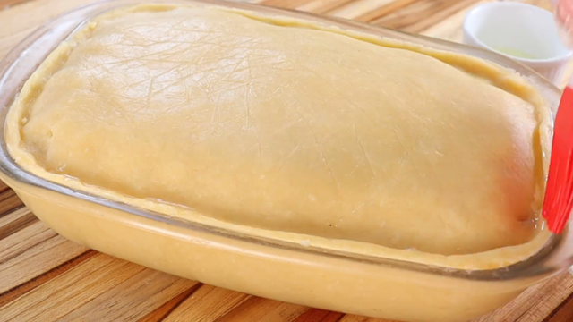 O empadão deve ir para o forno desse jeito. (Créditos: Letícia Sweet Cake/ reprodução YouTube)