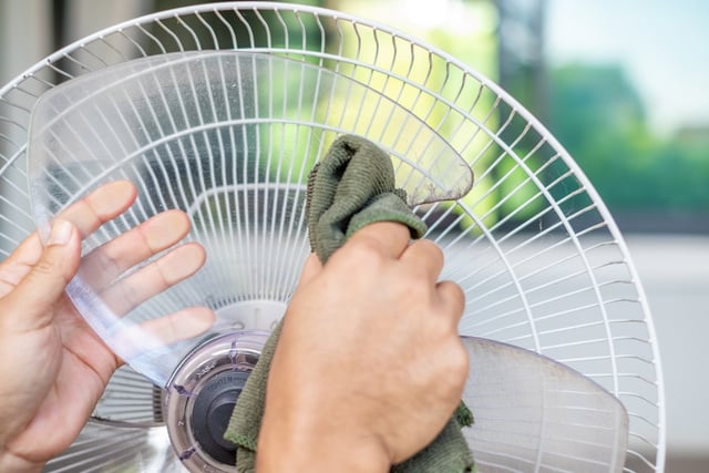 Com quantos anos você descobriu que é assim que se limpa ventilador de teto sem espalhar poeira pela casa?