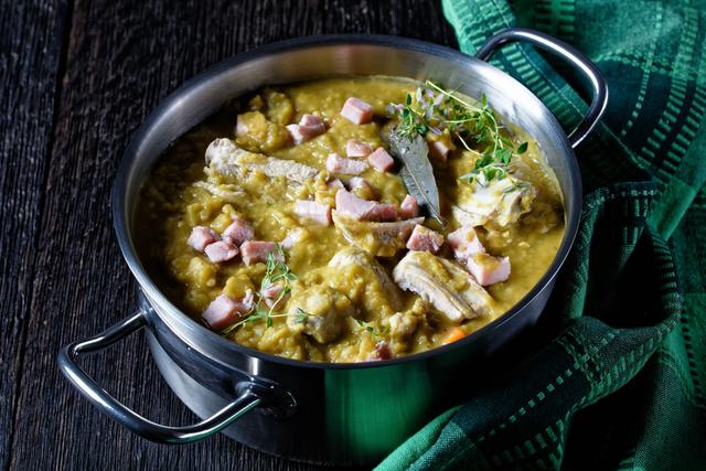 Sopa de ervilha com costelinha defumada. (créditos: Shutterstock)