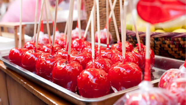 Com quantos anos você descobriu que a maçã do amor perfeita depende do tipo da fruta? Muitos cometem esse erro nas festas juninas!
