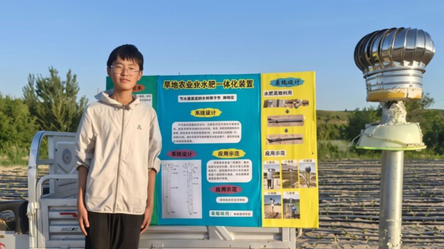 Com um tubo e garrafas de plástico, um estudante chinês de 14 anos cria a solução perfeita para "fabricar" água no deserto