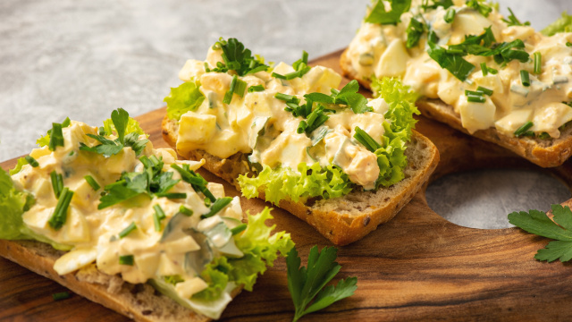 Essa salada de ovos com molho aioli é a opção perfeita para fazer um brunch em casa, muito cremosa e fácil de fazer