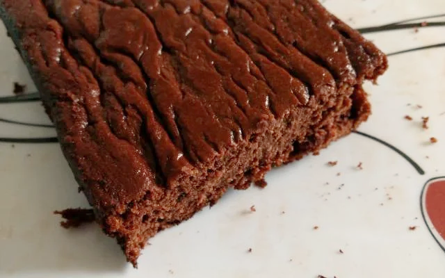 Receita de bolo de chocolate sem farinha de trigo, sem açúcar e sem leite que vai te surpreender de tão fofinho e saboroso