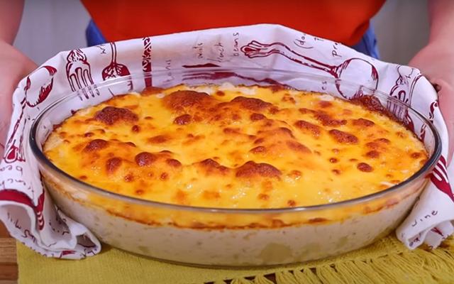 Batata gratinada cremosa para o almoço de família: ao molho de queijo e bacon, receita fácil é a preferida da minha filha