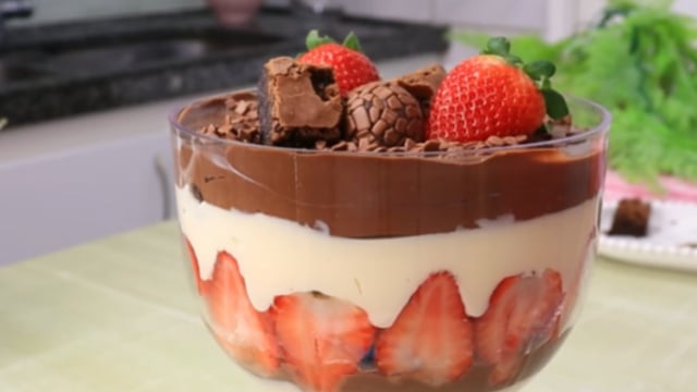 A sobremesa em taça que some da mesa em minutos: mousse de Ninho com brownie e morangos pro Natal (ou qualquer dia!) fácil de fazer e impressiona