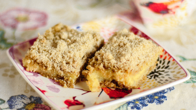 Quando faço essa cuca de banana com doce de leite, não sobra nem migalha