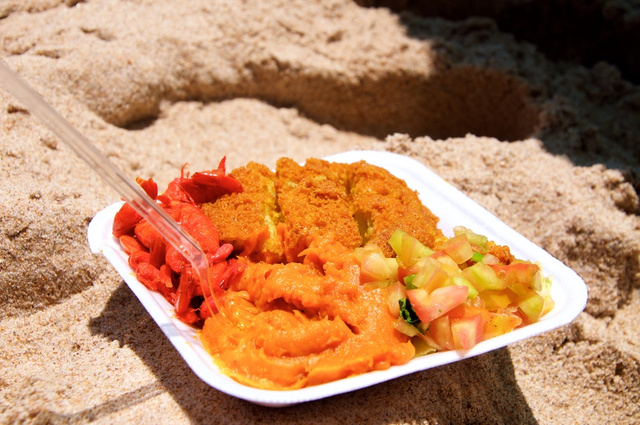 5 petiscos deliciosos que bombam nas praias brasileiras para você conhecer e amar