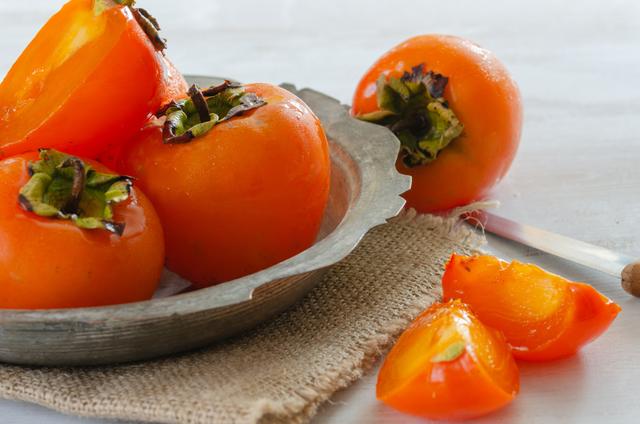 Benefícios do caqui: o que acontece com o seu corpo ao ingerir 100g da fruta