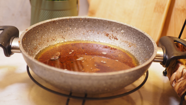 Sem sujeira e sem bagunça: o truque com um ingrediente para limpar e reaproveitar o óleo usado