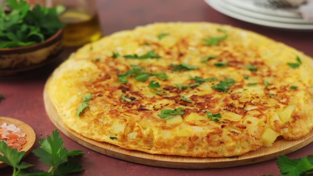 Omelete de batata assada: receita muito fácil para um almoço ou jantar cheio de sabor