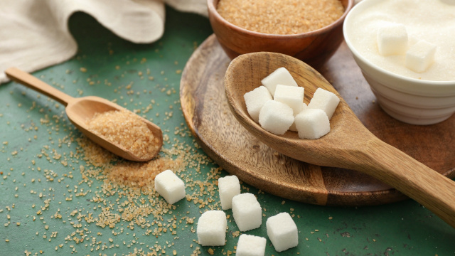 Quais as diferenças entre açúcar refinado, demerara e mascavo, e qual pode ser a melhor opção para você