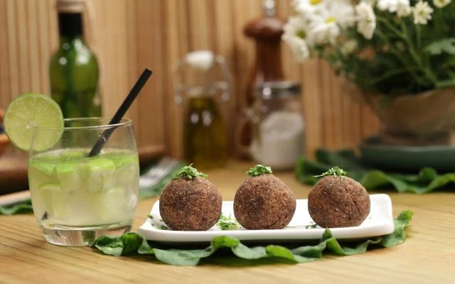 Um clássico dos botecos brasileiros, o bolinho de feijoada cai muito bem com uma pimentinha e uma cerveja bem gelada (Créditos: TudoGostoso)