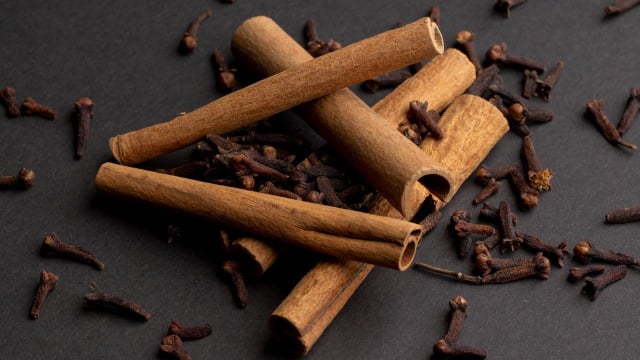 Cravo e canela podem afastar as traças do armário e proteger as roupas (Créditos: Shutterstock)