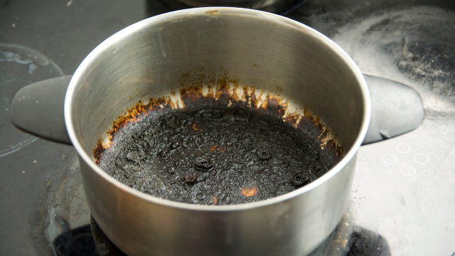 Misture vinagre branco e água exatamente nesta proporção e deixa as panelas velhas como novas