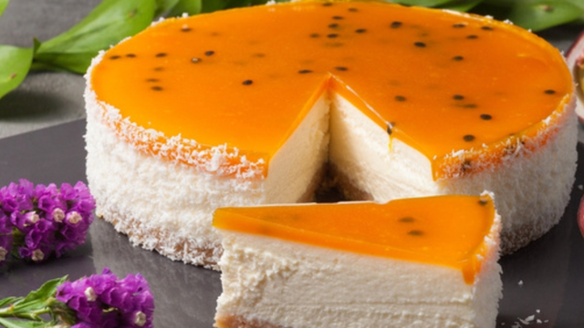 Quer uma sobremesa fácil e irresistível? Experimente esta torta mousse de maracujá cremosa e geladinha que é sucesso garantido em qualquer mesa!