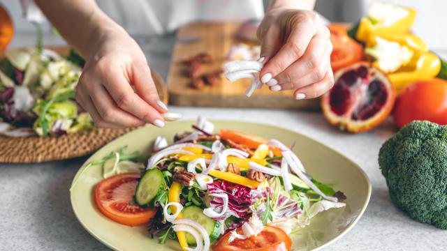 Poucas pessoas sabem, mas doença enfrentada por Evaristo Costa tem a ver com alimentação: veja alimentos que devem ser evitados, segundo estudo