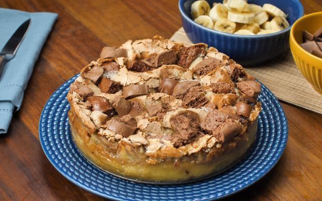 Essa torta de banana tem bombom de chocolate na massa (Créditos: TudoGostoso)