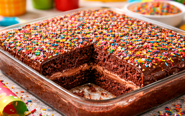 Bolo gelado de brigadeiro com granulado colorido: a sobremesa que é a alegria de crianças e adultos
