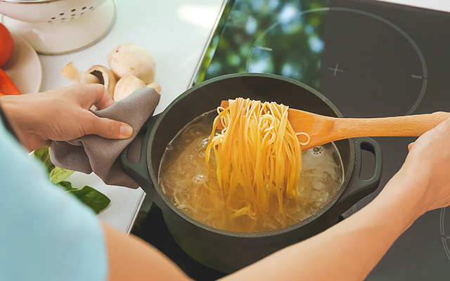 Nem azeite, nem óleo: esse é o ingrediente que você deve colocar no macarrão para ele não grudar durante o cozimento