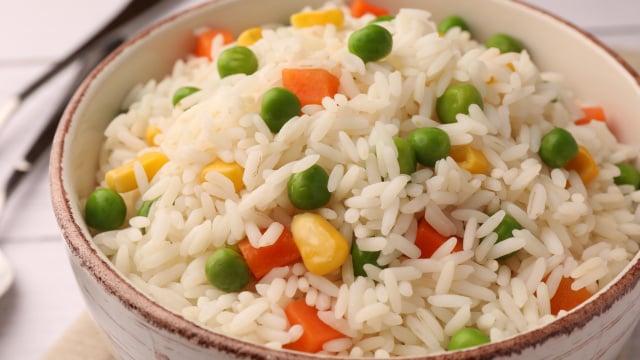Especialistas concordam: "Para um arroz branco perfeito, não use água, mas sim 3 dentes de alho, 2 folhas de louro e caldo caseiro"