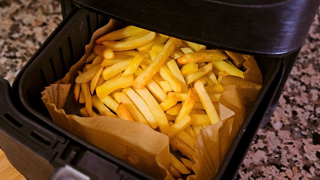 Sempre tive dúvida sobre como forrar a airfryer, até que descobri o jeito certo (e faz toda diferença!)