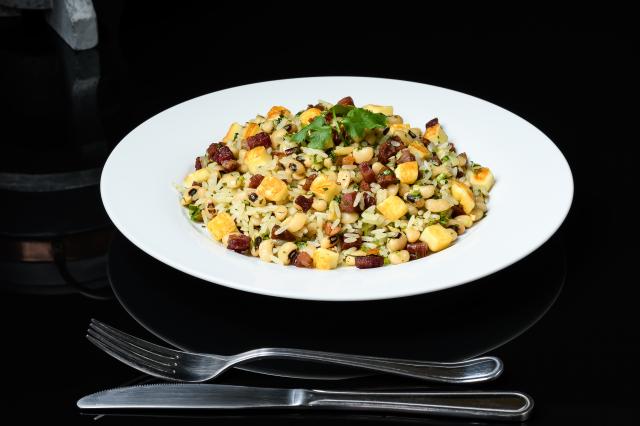 Baião de dois é feito com base em uma das combinações mais famosas do Brasil: feijão com arroz. (créditos: Shutterstock) 