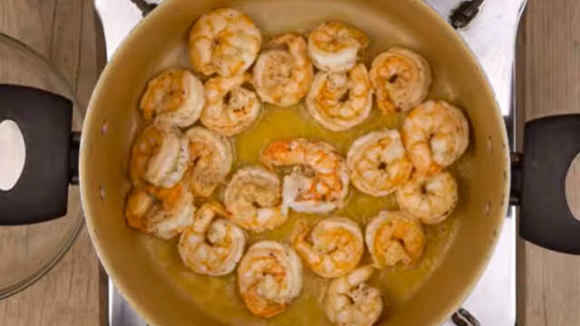 O camarão não pode cozinhar por muito tempo porque ele pode ficar borrachudo. (créditos: Reprodução/Youtube Cook’n Enjoy)