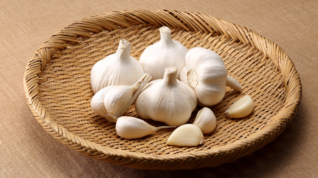 Dominar o ponto do alho é um dos primeiros passos para cozinhar com mais confiança. (Foto: Canva)