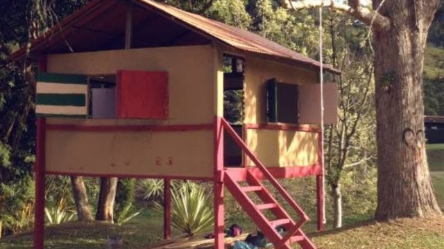 A casa de madeira do sítio foi construída com a ajuda das crianças (Créditos: Reprodução / Facebook)