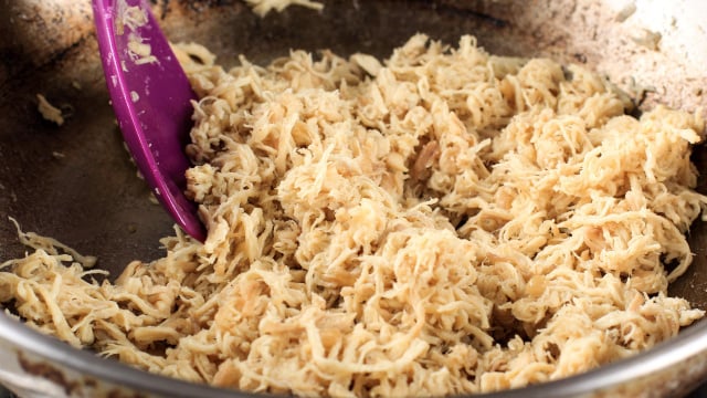 Agora só desfio frango assim: rápido, fácil e sem ficar com o braço doendo de sacudir panela