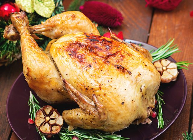Fazer frango assado no Natal é uma ótima maneira de economizar com carnes mais caras (Créditos: Shutterstock)