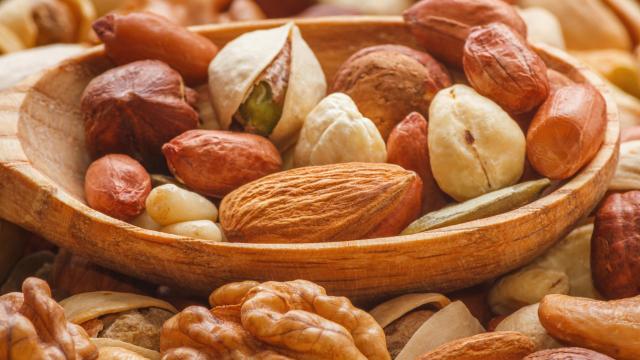 Entenda os riscos de comer nozes todos os dias: alimento tem inúmeros benefícios à saúde se consumido do jeito certo