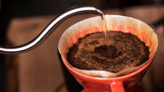 Além do filtro de papel, é possível usar coador de pano e até de metal para preparar um bom café (Créditos: Shutterstock)