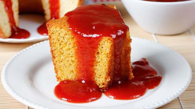 O melhor bolo de fubá com calda de goiabada que eu já experimentei foi feito pela minha avó: esse truque muda tudo