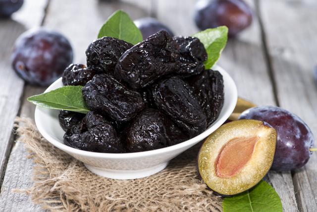 Benefícios e malefícios da ameixa seca: saiba por que comer a fruta desidratada, quanto consumir e cuidados