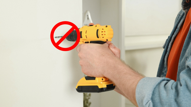 Aprendi com um pedreiro como furar a parede sem furadeira de um jeito bem fácil: deu certo, o buraco ficou do tamanho que eu precisava!