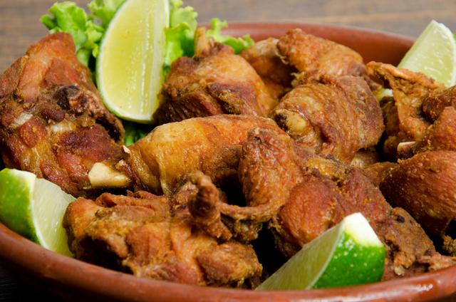 O frango à passarinho dos botecos pousa na sua casa usando a fritadeira elétrica (Créditos: Shutterstock)
