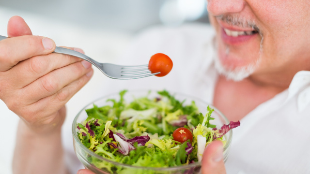 Atenção após os 50: esses são os alimentos que você deve comer para evitar lesões musculares, segundo especialista