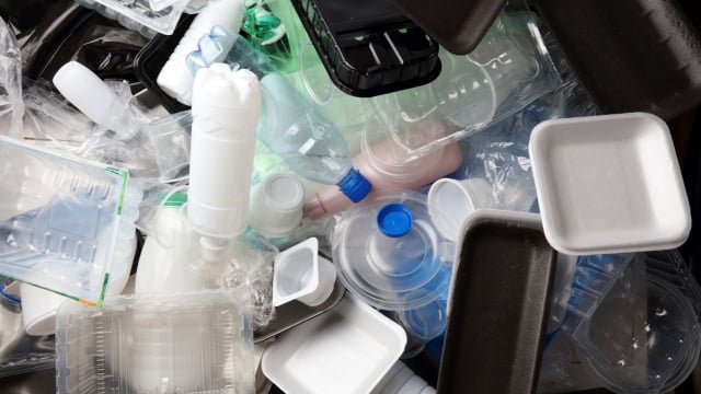 Cada embalagem plástica traz um símbolo que revela a composição do material (Créditos: Shutterstock)