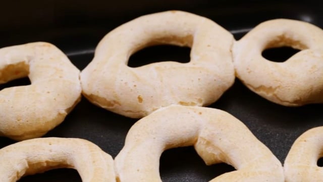 Os biscoitos de polvilho crescem ao serem assados, por isso, precisam ser colocados com um pouco de espaço entre si (Créditos: TudoGostoso)