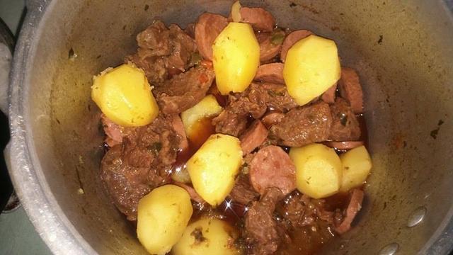 Acém na pressão com batatas (Créditos: TudoGostoso/Maura Brandao)