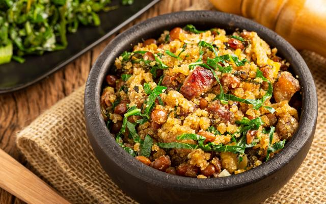 Feijão tropeiro vem da época das expedições pelo interior (Créditos: TudoGostoso)