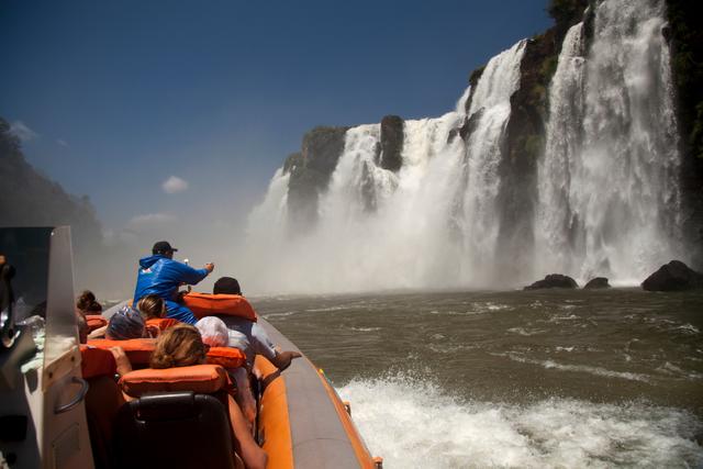 O verão é a melhor estação para fazer o passeio de barco por baixo das Cataratas do Iguaçu (Créditos: Shutterstock)