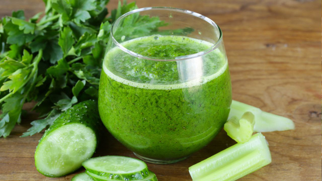 Começo o dia com esse suco verde de aipo e pepino: dá energia, desincha e fica pronto em menos de 5 minutos