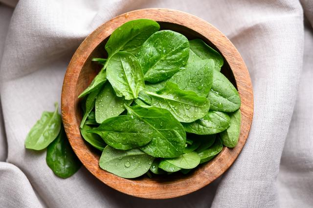 O vegetal baratinho que fortalece articulações e turbina o colágeno (e você nem valoriza!)